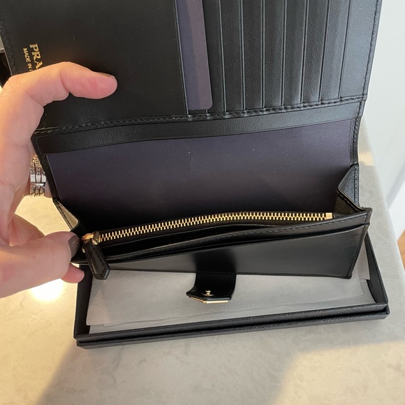Authenticated Large Prada Wallet - Picture 7 of 12